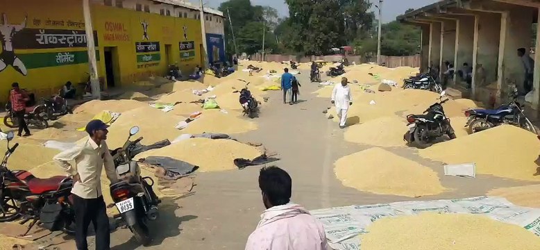 अलसुबह से पहुंचे किसान, मंडी के बाहर लगी वाहनों की कतारें