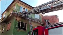 İki katlı evde çıkan yangında mahsur kalan küçük çocuğu itfaiye ekipleri böyle kurtardı