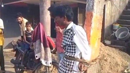 चावल चोर पर फूटा लोगों का गुस्सा, खंभे से बांधकर दी तालिबानी सजा, देखिए Video