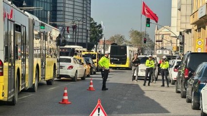 Kadıköy’de yayalara geçiş hakkı vermeyen sürücülere ceza