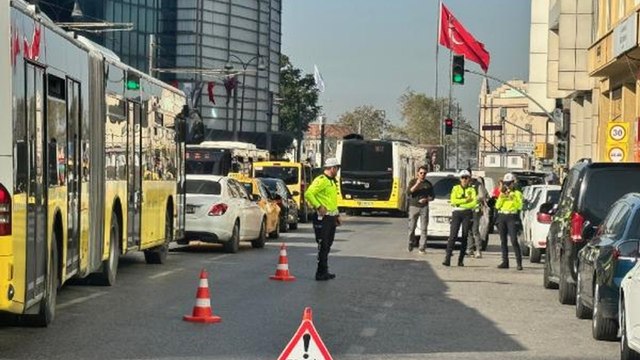 Kadıköy’de yayalara geçiş hakkı vermeyen sürücülere ceza