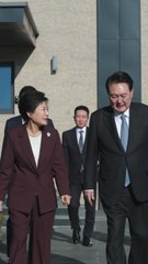 尹 "우리가 누나·동생 같다네요" 말에, 웃음 보인 박근혜