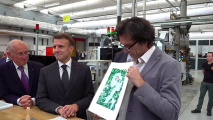 Emmanuel Macron inaugure en Dordogne le nouveau visage de la Marianne qui figurera sur nos timbres