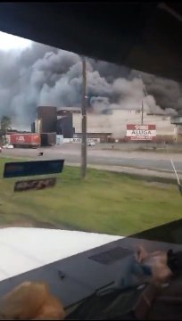 Incêndio de grandes proporções atinge fábrica da Cacau Show no ES