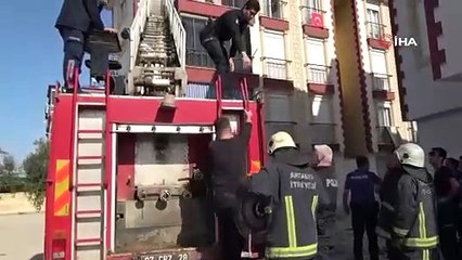 Tahliye memurlarını kapısında görünce bıçak ve satırla direndi, polisler kalkanlarla balkondan girdi