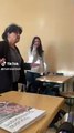 Estudiantes sorprenden a su maestra.