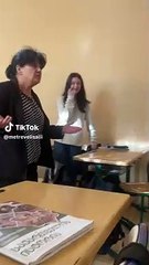 Estudiantes sorprenden a su maestra.
