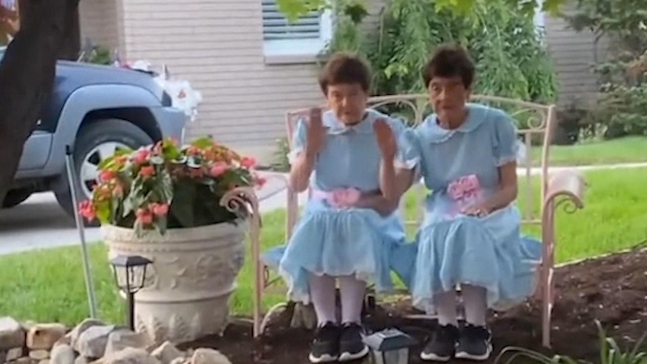 Twin Grandmas Who Are Best Friends Have Worn Matching Outfits Every Day Since There Were Kids