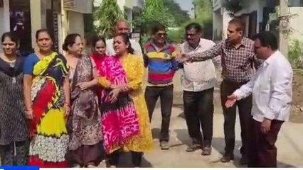 खरगोन : सड़क नहीं बनने पर दी चुनाव के बहिष्कार की चेतावनी, देखें खबर