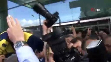 CHP'NİN YENİ GENEL BAŞKANI ÖZGÜR ÖZEL, İZMİR’DE PARTİLİLER TARAFINDAN KARŞILANDI