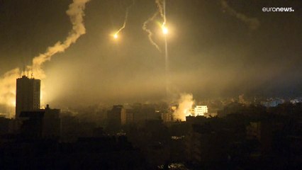 شاهد: قنابل الإنارة الإسرائيلية تحول ليل غزة إلى نهار