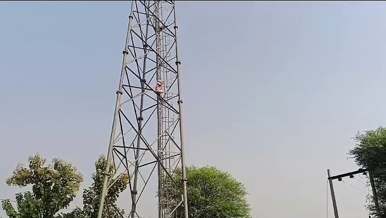 सवा तीन घंटे बाद मोबाइल टावर से नीचे उतरा प्रत्याशी, नामांकन पत्र निरस्त हुआ था खफा
