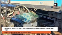 Buenos Aires: un auto cruzó las vías con la barrera baja y fue embestido por el tren