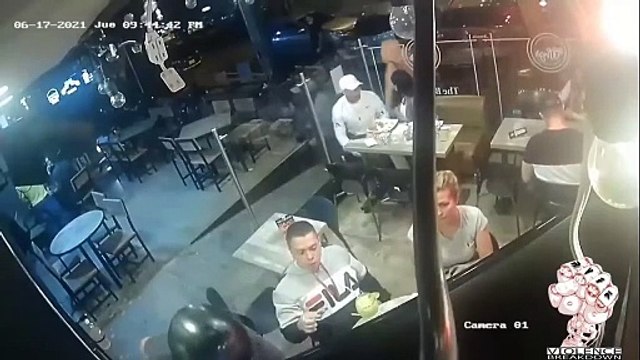 Il se fait braquer mais continue à manger ses ailes de poulet (Brésil)