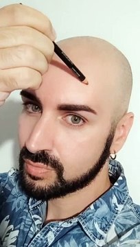 Il fait des oeuvres d'art sur sa tête et c'est impressionnant