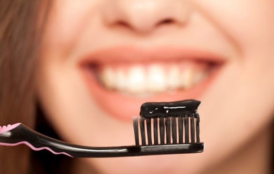 Ortodontista Felipe Vieira explica se é correto usar creme de carvão ativado para clarear os dentes