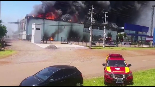 Grande incêndio destrói barracões de empresa localizada às margens da BR-277, em Cascavel