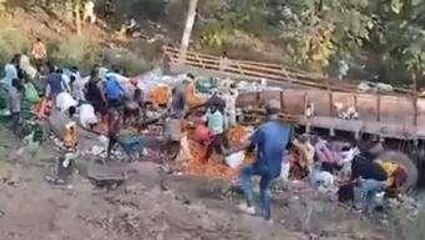 तेज रफ्तार ट्रक अनियंत्रित होकर पलटा, मौके पर मची लूट