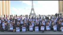 Manifestazione davanti alla Torre Eiffel per la liberazione degli ostaggi