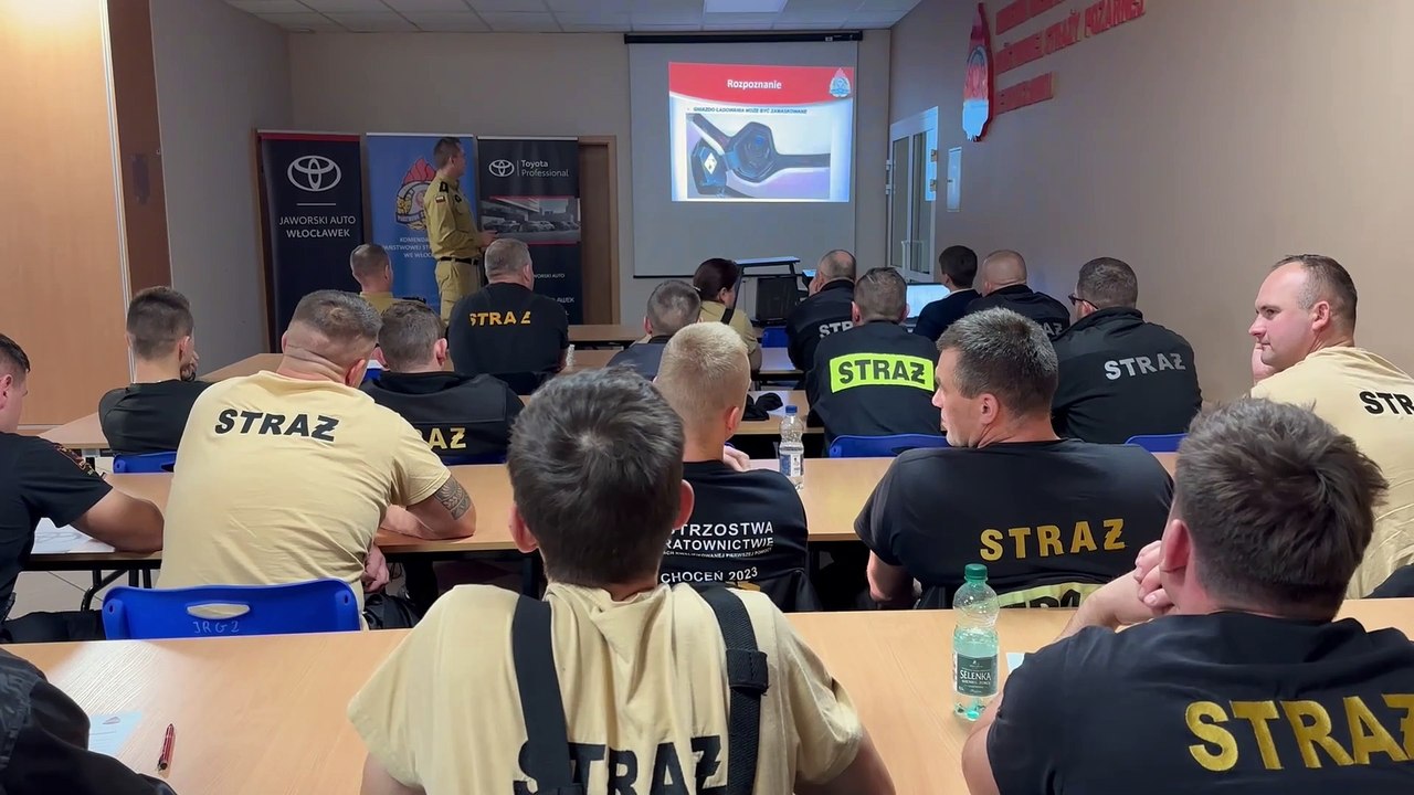 Strażacy z Włocławka przeszli szkolenie - Jak ugasić auto hybrydowe i elektryczne