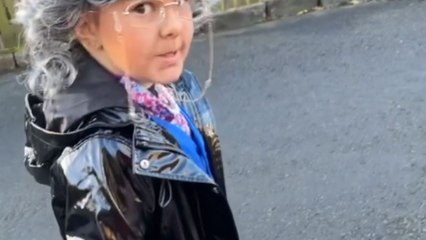 'Back in my day we ran!' - Little girl pretends to be a Grandma for Halloween