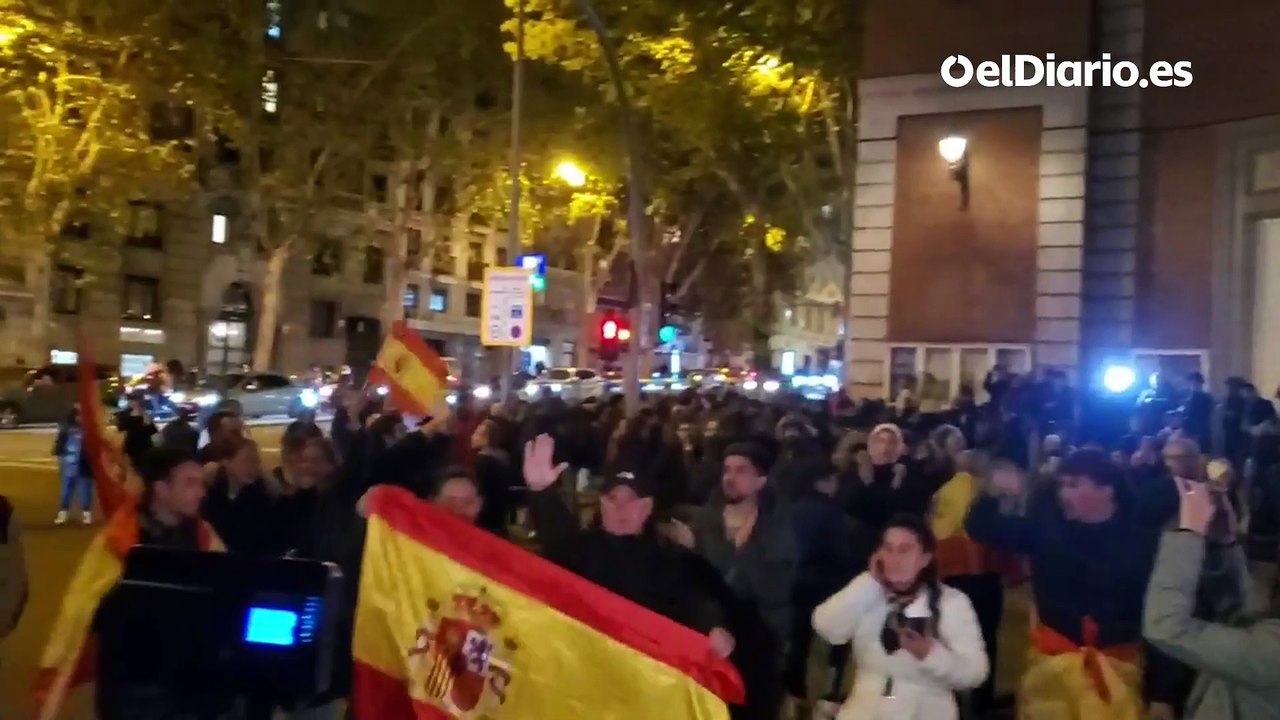 Gritos de "Viva Franco" y "Que te vote Txapote" frente a la sede del PSOE en Ferraz