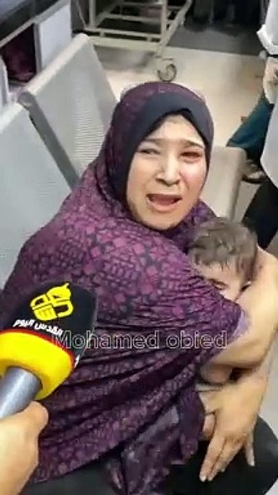 kabar gaza palestina-Seorang wanita Palestina memeluk anaknya setelah mereka selamat dari pengeboman pendudukan rumah di Jalur Gaza.