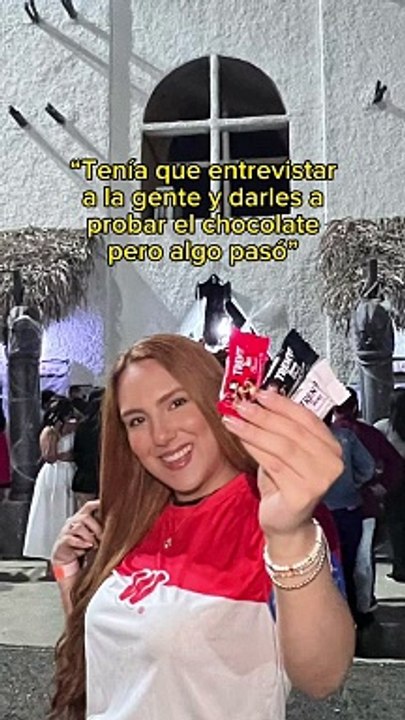 Hombre se come un micrófono.