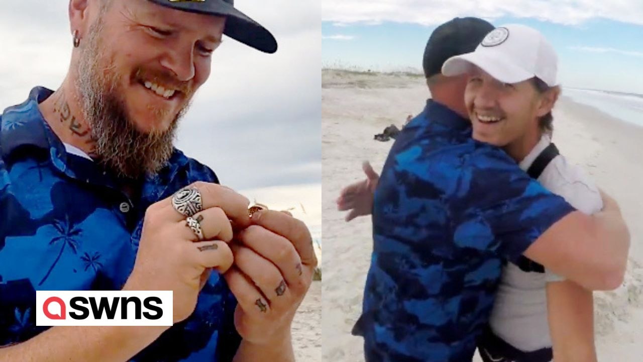 Mann findet im Sand vergrabenen Diamant-Hochzeitsring und sein Besitzer fährt 2500 Kilometer weit, um ihm zu danken
