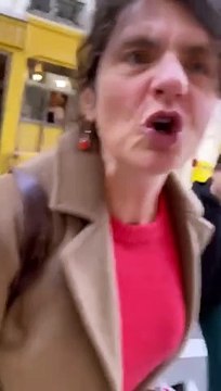 La vidéo du violent accrochage en plein Paris avec une conseillère du Ministère des affaires étrangères surprise en train d'arracher les affiches des otages israéliens en hurlant Israël assassin