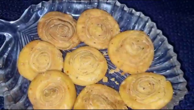 केवल 10 मिनिट में सबसे खस्ता और नए तरह की मठरी | Tea time Snack | Khasta Layered Mathari | Nimki Mathri