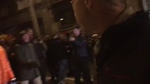 Algunos de los organizadores de la protesta llegan a Ferraz mientras se oyen gritos de 