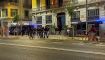 Los Mossos retiran vallas frente a la Jefatura de Via Laietana tras las protestas de españolistas e 'indepes'