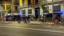 Los Mossos retiran vallas frente a la Jefatura de Via Laietana tras las protestas de españolistas e 'indepes'