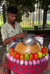 Famous Ghoti Gorom Chanachur Makha | Street food in India