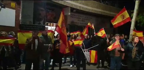 Más de 300 personas protestan ante la sede del PSOE