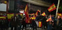 Más de 300 personas protestan ante la sede del PSOE