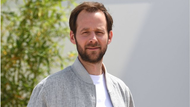 VOICI : Benjamin Lavernhe (L'Abbé Pierre : une vie de combats) : sa compagne est une célèbre actrice