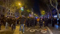 La policía comienza a cargar contra los manifestantes