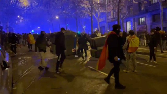 Manifestantes tiran contenedores