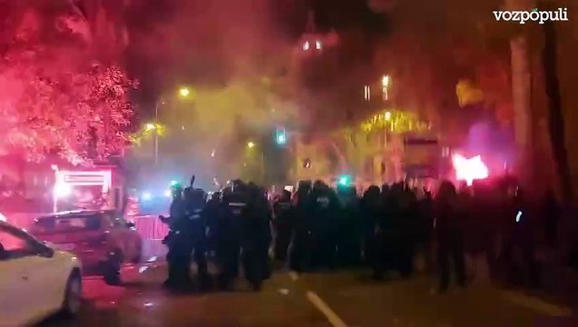 Batalla campal en Ferraz entre un grupo de radicales y la Policía, con varios heridos