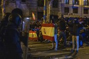 La policía carga contra los manifestantes en las proximidades de la sede del PSOE