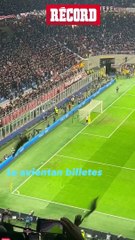 Fans del Milan le aventaron billetes a Donnarumma con su rostro y la palabra “mercenario”.