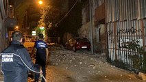 Beyoğlu Hacimimi Mahallesi'nde Metruk Bina Taşları 3 Aracın Üzerine Düştü