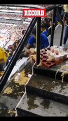 ¡AYÚDENLO! A vendedor de comida se le cae toda la charola con comida