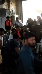 जनसंपर्क पर निकले भाजपा प्रत्याशी हादसे में घायल, समर्थक कंधे पर लेकर पहुंचे अस्पताल, VIDEO