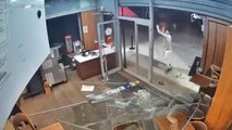 İstanbul Esenyurt'ta restoran zincirinin şubesine yapılan saldırı kamerada