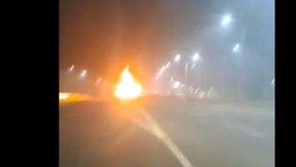 आगरा: दौड़ती कर में अचानक से लगी आग, सवारों ने कूद कर बचाई जान