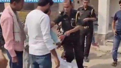 हरदोई: मेडिकल कालेज परिसर में जेब काट रहे युवक की जमकर पिटाई