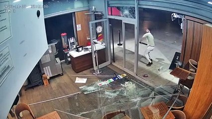 Esenyurt'ta İsrail'e tepki; Burger King'in camlarını indirdi